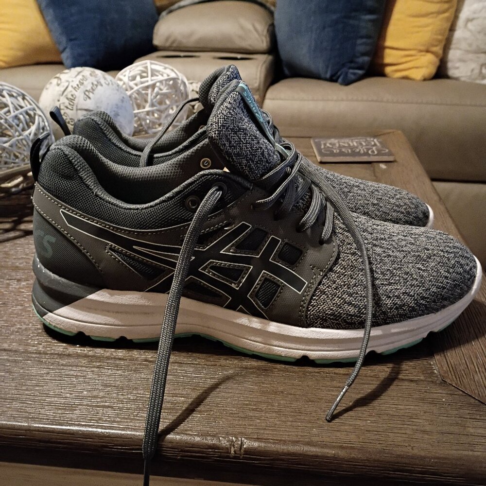 Women's Asics Running Shoes Size 10 (very good)